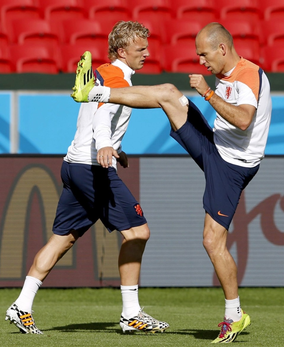 Robben (à dir.) espera encaminhar a vaga diante da Austrália | Armando Babani/ EFE