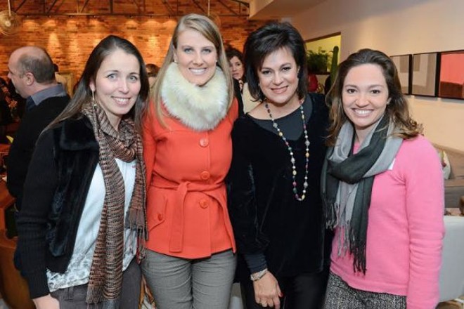Na Saison:No lançamento da 33ª edição da Revista Núcleo Decor, realizado na Kraft The Home Store, do Jardim Social, a anfitriã, Eliane Macedo Viana, terceira da esq. para a dir., com as arquitetas Suzane Simon, Caroline Andrusko e Eliza Schuchovski. Aquele address impõe-se pela excelência de suas peças decorativas e mobiliário | 