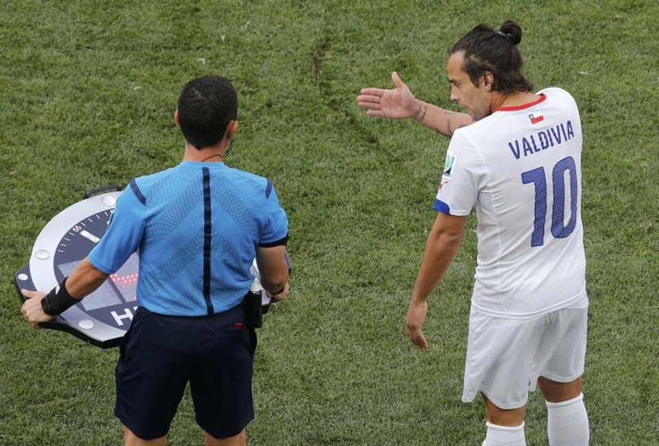 Valdívia entra durante a partida contra a Holanda, em São Paulo | REUTERS / Paulo Whitaker