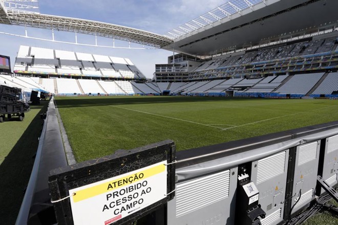 Entrar no campo de jogo é privilégio apenas para os jogadores e os funcionários responsáveis por cuidar do gramado. | 