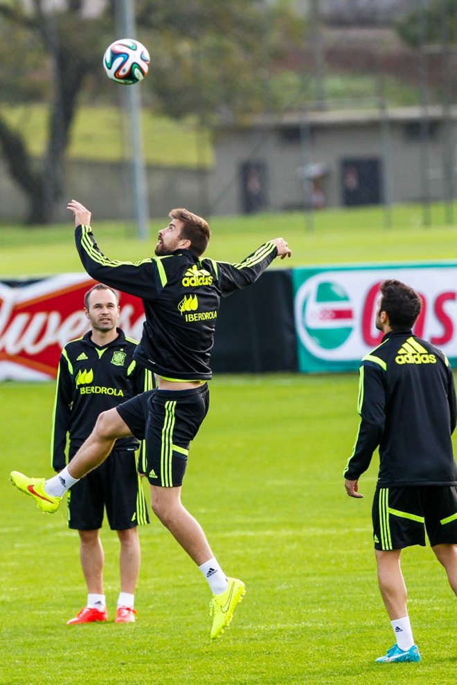 Piqué no primeiro treino da Espanha no CT do Caju | 