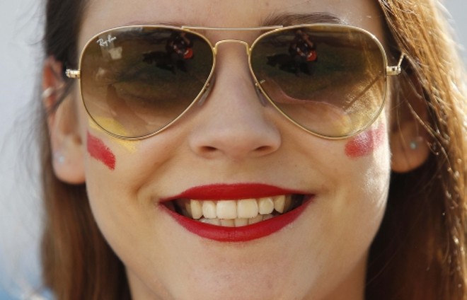 Torcedora está pintada com as cores da Espanha |