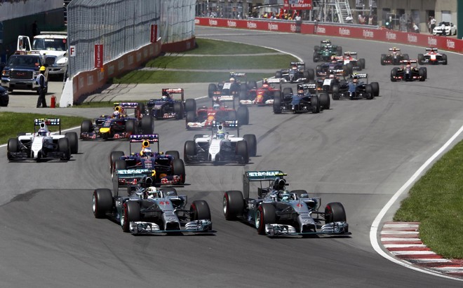 As Mercedes de Nico Rosberg e Lewis Hamilton fizeram a dobradinha na largada, mas o alemão completou a prova em segundo e o inglês não completou a corrida | 