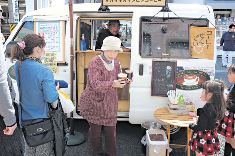 Minicarros conhecidos como keis são muito populares no Japão; Takeshi Suzuki vende café na traseira de sua minivan | Kentaro Takahashi para The New York Times