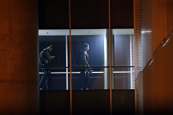 Fred e Oscar chegam ao hotel da seleção em Brasília. |