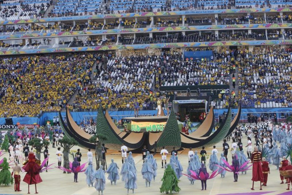 Cerimônia de abertura da Copa do Mundo teve como elemento central uma bola de led, que reproduziu imagens e de onde saíram os cantores Pitbull, J-Lo e Claudia Leitte