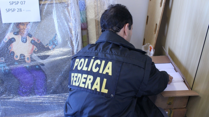 Policial federal em apreensão de objetos de arte na Operação Lava Jato: CPI da Petrobras tende a blindar as empresas financiadoras de partidos | Divulgação/PF