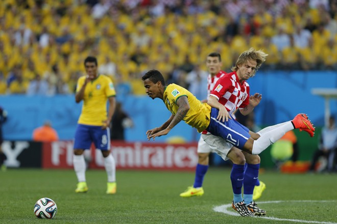 Luiz Gustavo recebe entrada de jogador croata |
