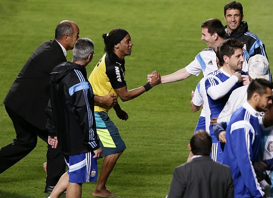 Ronaldinho Gaúcho Cover invade o campo e cumprimenta Messi no Independência | EFE