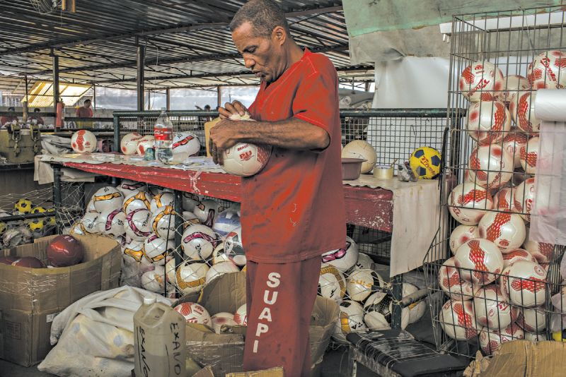 Em uma prisão de segurança máxima no Brasil, detentos fazem bolas de futebol para uma liga local | Mauricio Lima para The New York Times