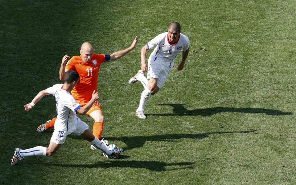 O holandês Arjen Robben (centro) enfrenta Gonzalo Jara (esq.) e Francisco Silva da seleção chilena | REUTERS/Paulo Whitaker