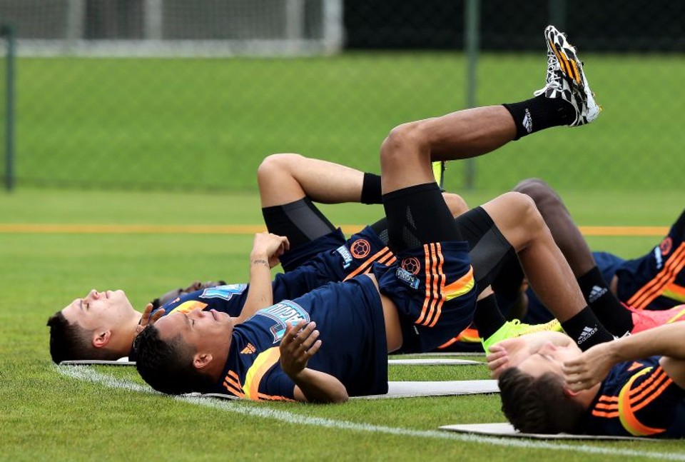 O jogador colombiano Carlos Bacca (centro) se exercita antes de contusão durante treino no CT de Cotia | EFE/MAURICIO DUEÑAS CASTAÑEDA
