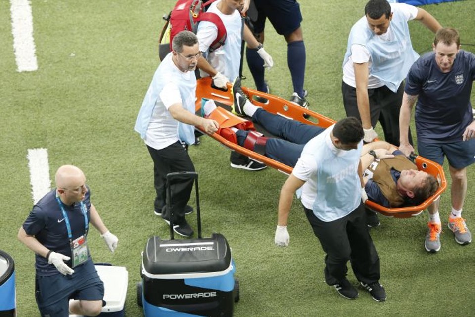 Gary Lewin, fisioterapeuta da Inglaterra, é retirado de maca após torcer o tornozelo ao comemorar o gol de empate do time inglês em Manaus | EFE / Rungroj Yongrit