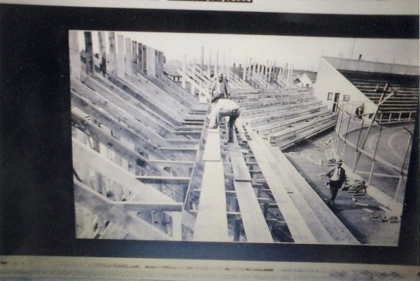 Reforma das arquibancadas do Estádio Durival de Britto, na antiga Vila Capanema, em Curitiba. Aumento do número de lugares foi feito em madeira. O local era usado pelo Atlético Ferroviário e mantido pela Rede Viação Paraná Santa Catarina, depois RFFSA | Fotos do acervo Osni Wendt.
