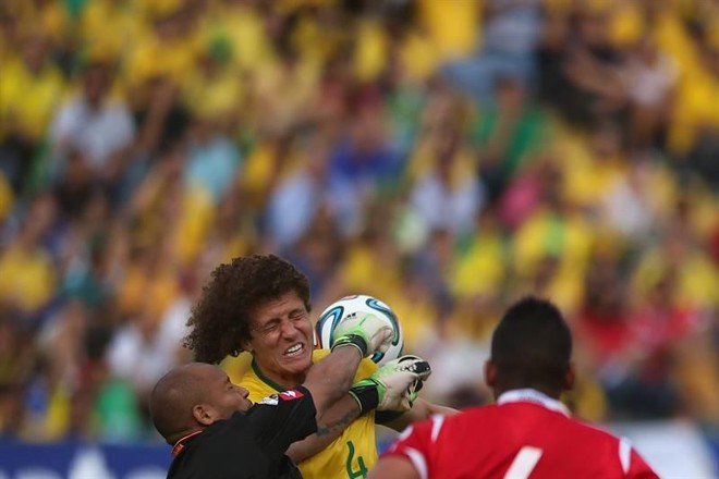 David Luiz divide a bola com o goleiro do Panamá | 