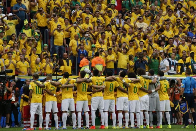 Seleção brasileira perfilada para ouvir o Hino antes da partida contra Camarões |