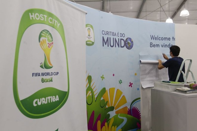 Adesivos de boas-vindas são colados no centro de mídia | 