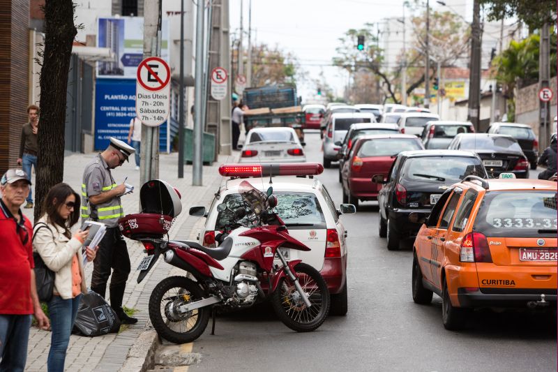 Os motoristas terão que pagar multa de R$ 85,30 para "resgatar" o veículo | Bruno Covello/ Gazeta do Povo