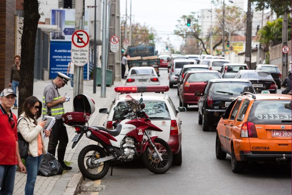 Os motoristas terão que pagar multa de R$ 85,30 para "resgatar" o veículo | Bruno Covello/ Gazeta do Povo