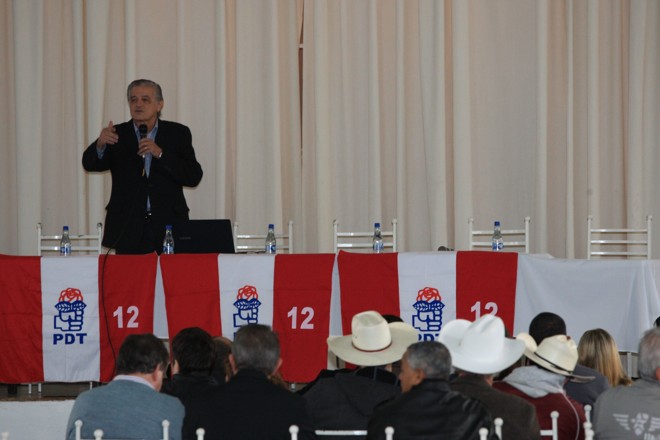 Presidente estadual do PDT no Paraná, Haroldo Ferreira, durante discurso na convenção | 