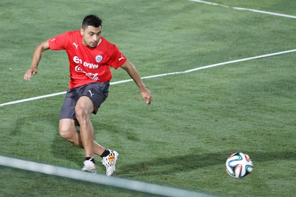 Gonzalo Jara, zagueiro chileno, diz que a seleção do seu país está mais experiente | EFE / Paulo Fonseca