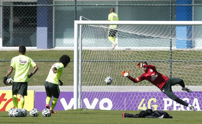Dante chuta no gol de Julio Cesar no último treino para o amistoso com a Sérvia | 