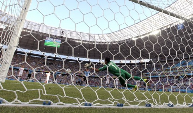 O Uruguai saiu na frente com um gol de pênalti marcado por Cavani |