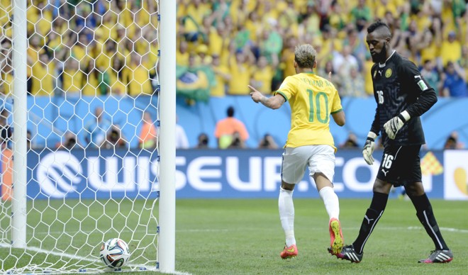 Neymar comemora o primeiro gol sobre Camarões | 