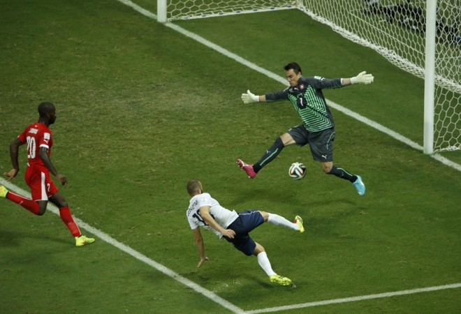 O atacante francês Karim Benzema marca o quarto gol durante partida contra a Suíça na Copa do Mundo FIFA 2014 |