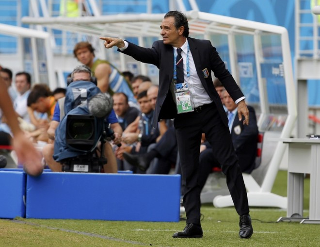 O técnico da Itália Cesare Prandelli gesticula para seus jogadores | 