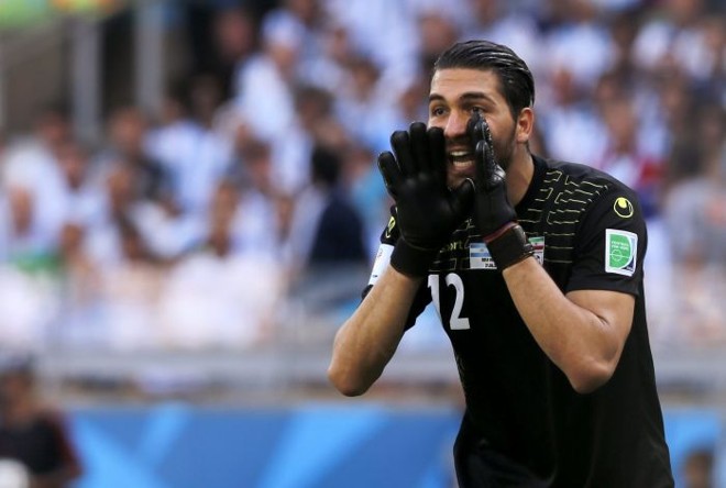 Goleiro iraniano Alireza Haghighi manda seu time para frente | 