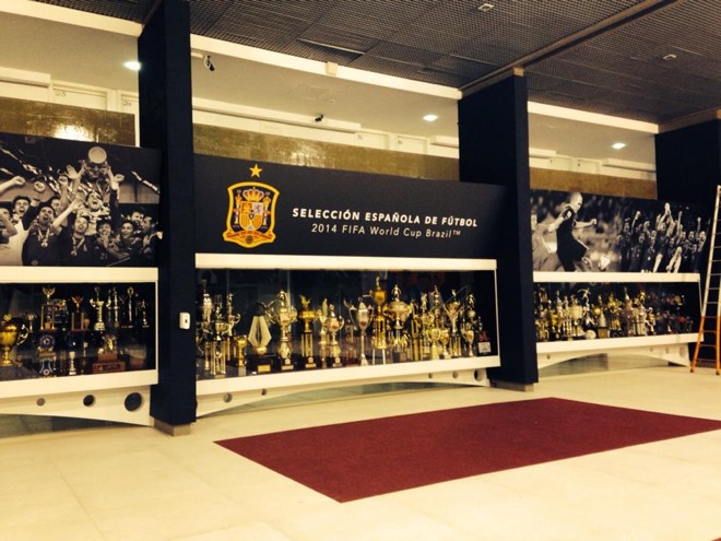 Sobre a galeria de troféus do Clube Atlético Paranaense, o símbolo da Seleção Espanhola de Futebol | 