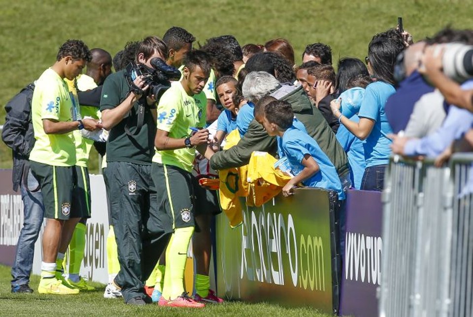 Neymar e Thiago Silva dão autógrafos após o treino para o amistoso com a Sérvia | Hugo Harada / Gazeta do Povo