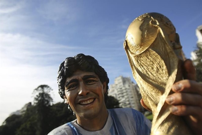 Detalhe da escultura de Maradona segurando a taça da Copa | 