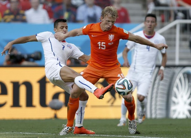 Sanchez (esq.) tira a bola de Dirk, da Holanda | 