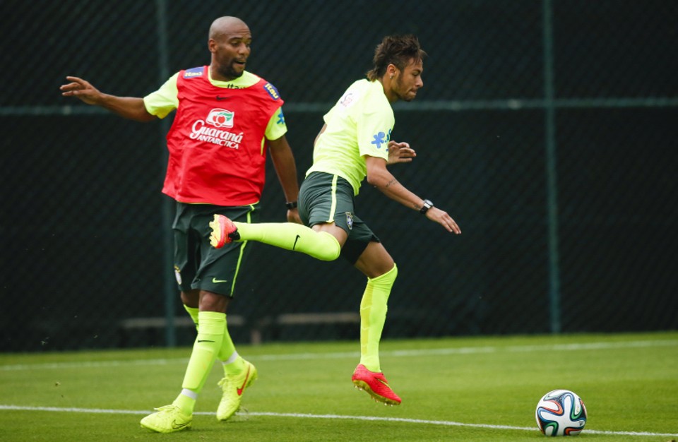 Neymar passa por Maicon no treino da seleção brasileira desta segunda-feira (9) | Hugo Harada/Gazeta do Povo