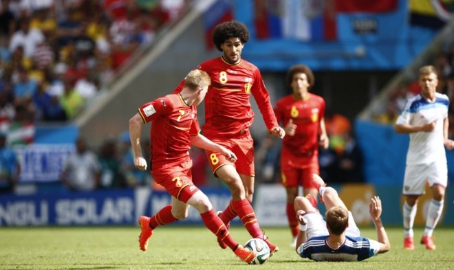 De Bruyne e Fellaini, da Bélgica, na marcação da Rússia |