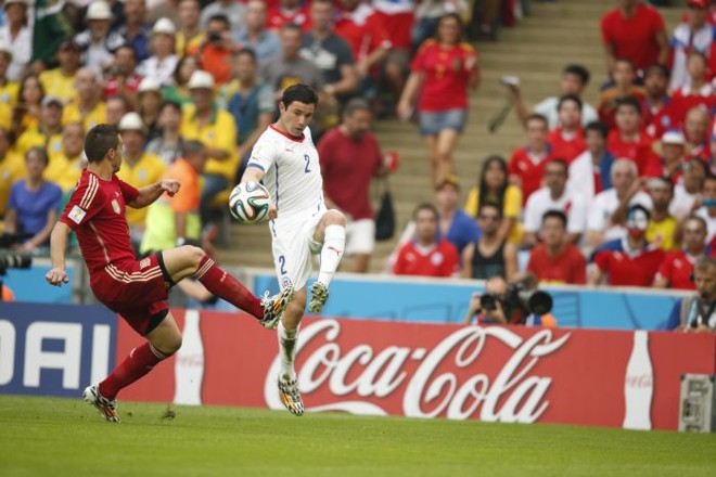 Lateral Mena do Chile tenta avançar contra o Chile |