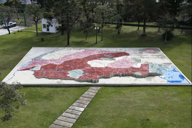 Mapa do Paraná de concreto em alto relevo, na área externa ao Palácio Iguaçu | 