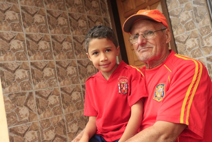 Espanhol Manuel Gonzalez Jimenez, vizinho do CT do Caju: "Vou torcer para o Brasil se a Espanha cair" | Cesar Machado / Gazeta do Povo