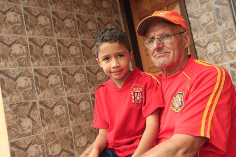 Espanhol vizinho do CT do Caju comemora presença da Fúria Espanhol Manuel Gonzalez Jimenez, vizinho do CT do Caju: "Vou torcer para o Brasil se a Espanha cair" | Cesar Machado / Gazeta do Povo