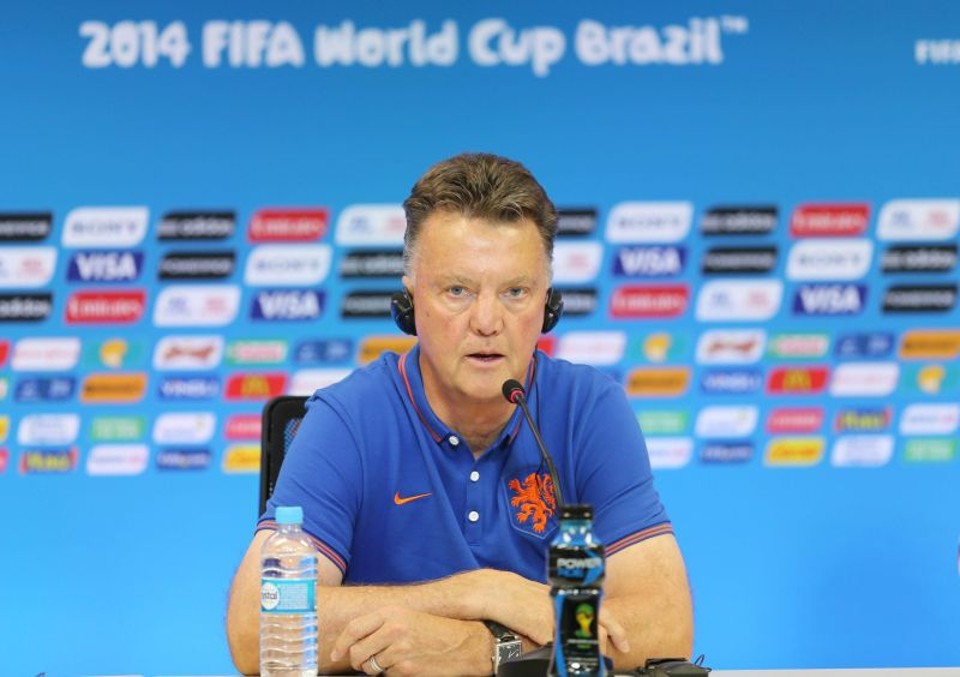 Louis Van Gaal, técnico da Holanda, disse que vai jogar na retranca | Reuters