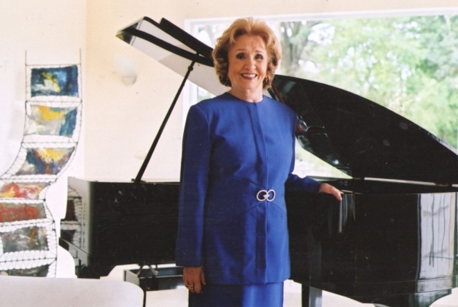 Dos estimados personagens do mundo tradicional paranaense, a pianista Leony Tamplin recebe cumprimentos pelos 90 anos comemorados, neste junho, em petit-comité | 