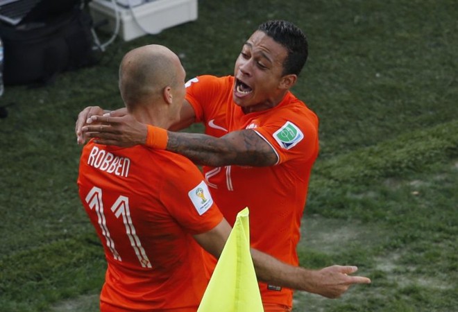 Memphis Depay comemora o segundo gol holandês: talismã laranja fez seu segundo gol na Copa | 