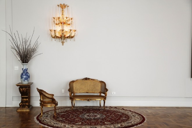 O salão Nobre é decorado por lustres e espelhos laminados em ouro e cristal e diversos objetos de arte | 