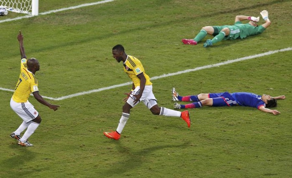 Jackson Martinez e Pablo Armero (esq.), jogadores da Colômbia, comemoram a marcação do terceiro gol contra o Japão | REUTERS/Suhaib Salem