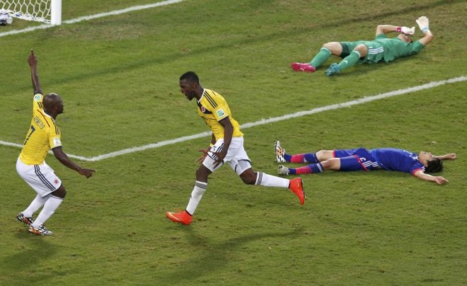 Jackson Martinez e Pablo Armero (esq.), jogadores da Colômbia, comemoram a marcação do terceiro gol contra o Japão | REUTERS/Suhaib Salem