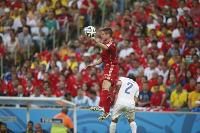 Azpilicueta sobe para cabecear na partida entre Espanha e Chile |