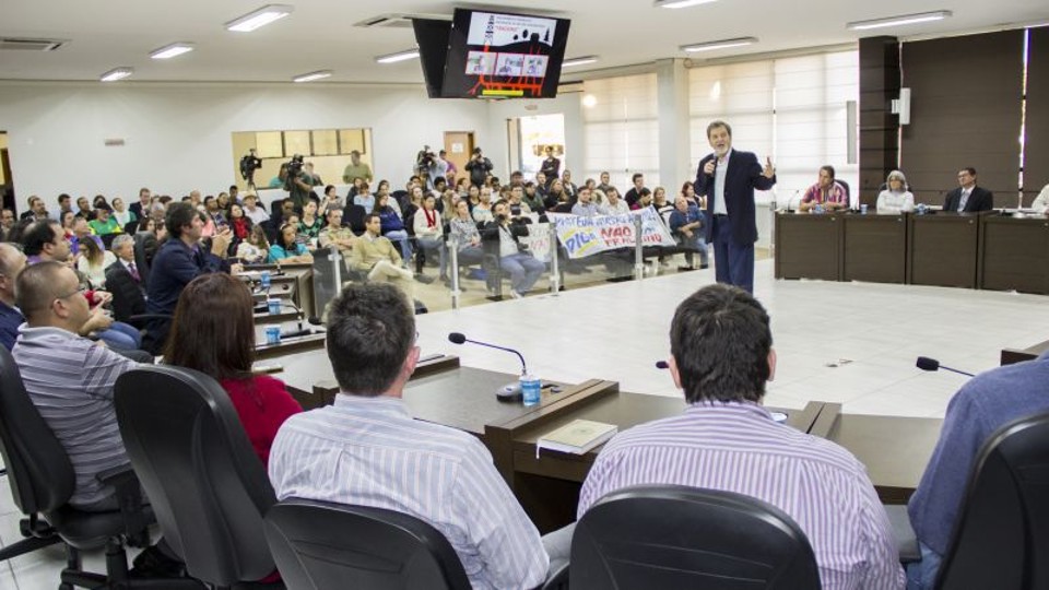 Engenheiro Ivo Pugnaloni fez uma apresentação em Cascavel sobre os riscos do fracking | Flávio Ulsenheimer/Câmara de Cascavel