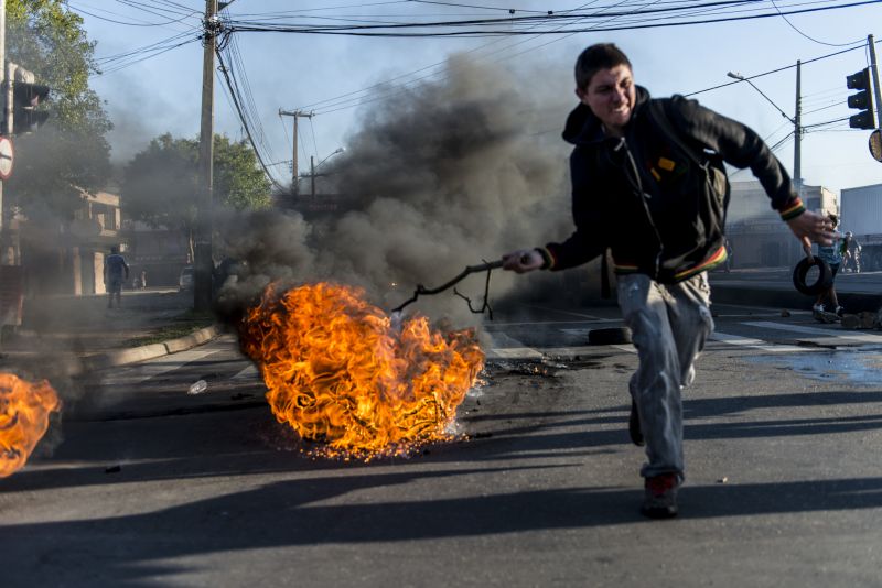 Houve início de confronto com a PM; situação foi normalizada com a chegada do responsável pela Regional da CIC. | Henry Milleo/ Gazeta do Povo